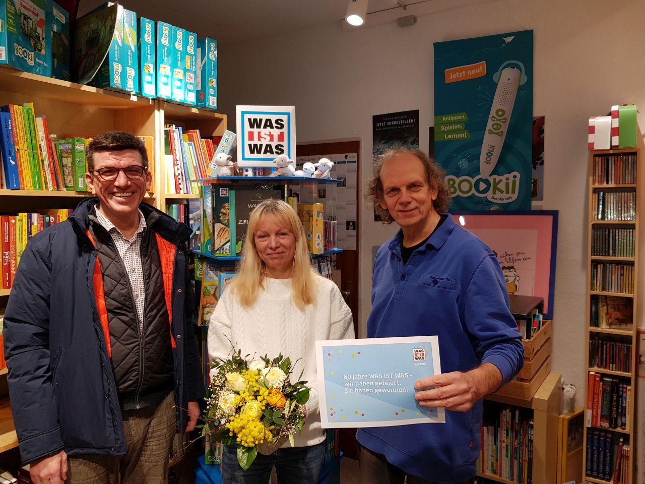 Foto:  Tessloff Außendienstmitarbeiter Fred Iffländer (links) mit Anne-Grete und Detlev Patz ©: Tessloff Verlag