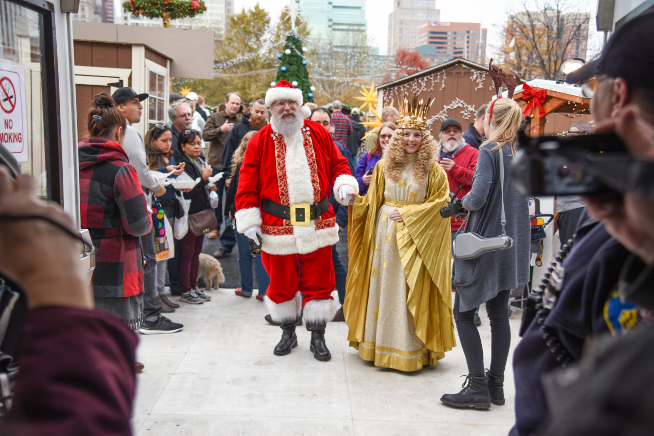 Das Nürnberger Christind Barbara Otto mit Santa Claus bei der Eröffnung des Weihnachtsmarkts in Baltimore/USA.