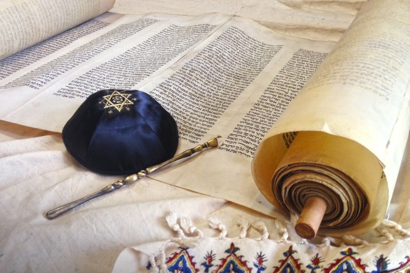 Tora, Kippah und Talith