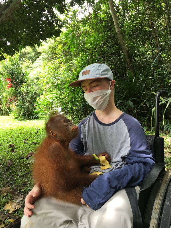 Benni Over mit Orang-Utan-Mädchen Mona