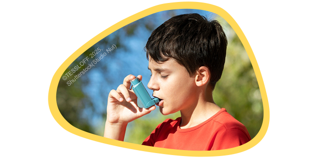 Junge mit Asthmaspray
