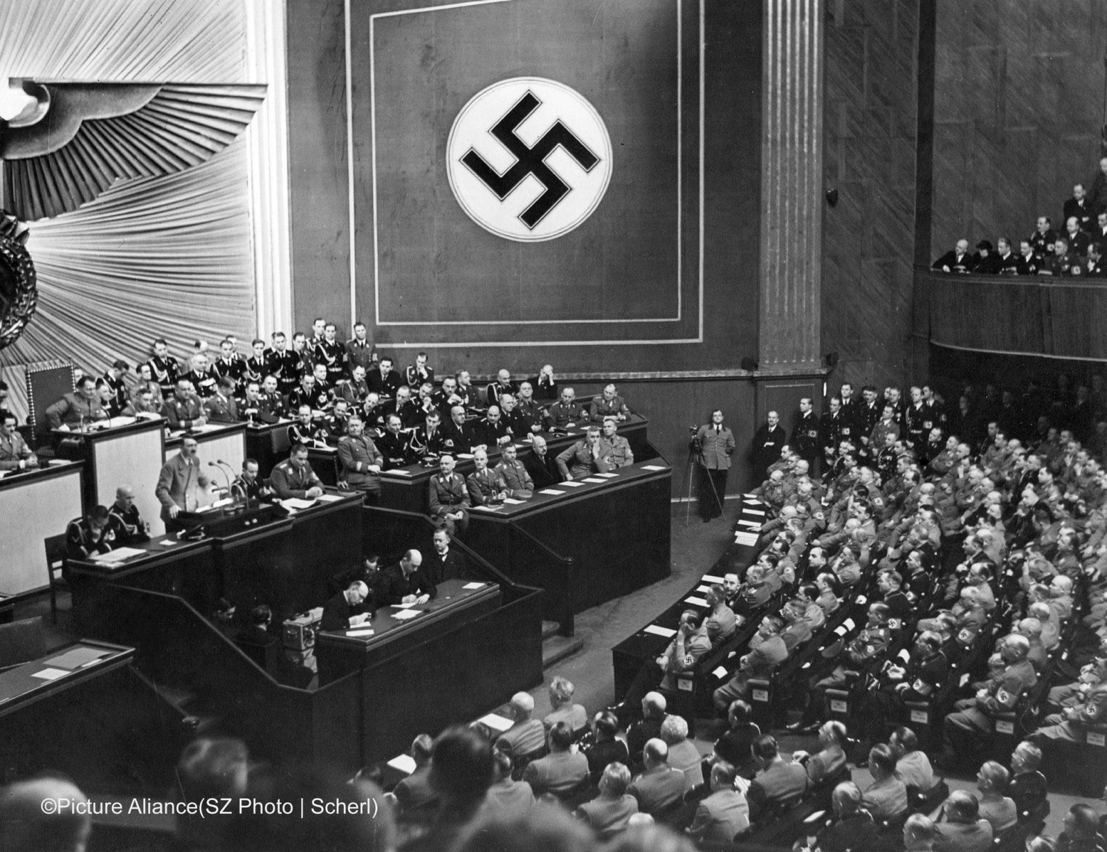 455099428 Adolf Hitler am Rednerpult des Reichstags in der Krolloper in Berlin am 30.01.1939, dem Jahrestag der Machtergreifung.